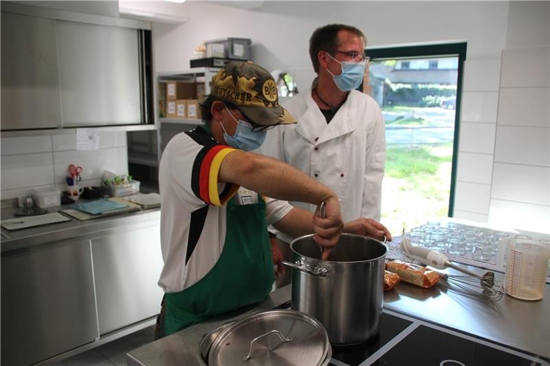 Im alten Schweinestall wird jetzt Marmelade gekocht Benjamin Muschalik von der Lebenshilfe kocht in der neuen Verarbeitungsküche Beeren ein. Foto: FLMK