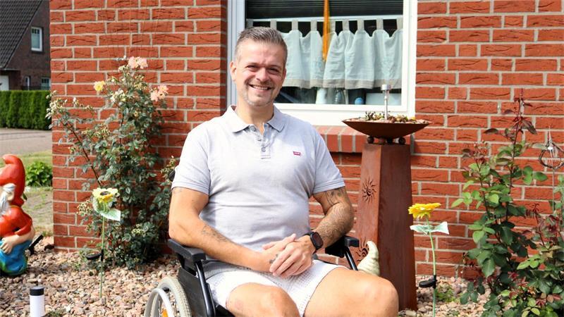 Benjamin Schneider genießt einen sonnigen Tag zu Hause. Trotz Rollstuhls und zahlreicher Rückschläge versucht der 38-Jährige, seinen Humor nicht zu verlieren.