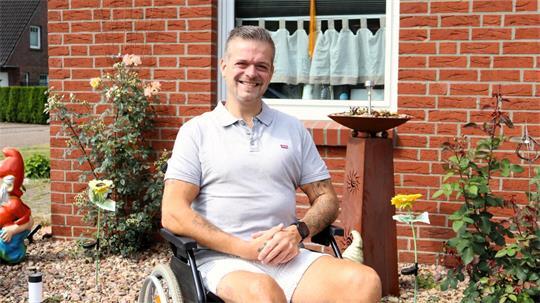 Benjamin Schneider genießt einen sonnigen Tag zu Hause. Trotz Rollstuhls und zahlreicher Rückschläge versucht der 38-Jährige, seinen Humor nicht zu verlieren.