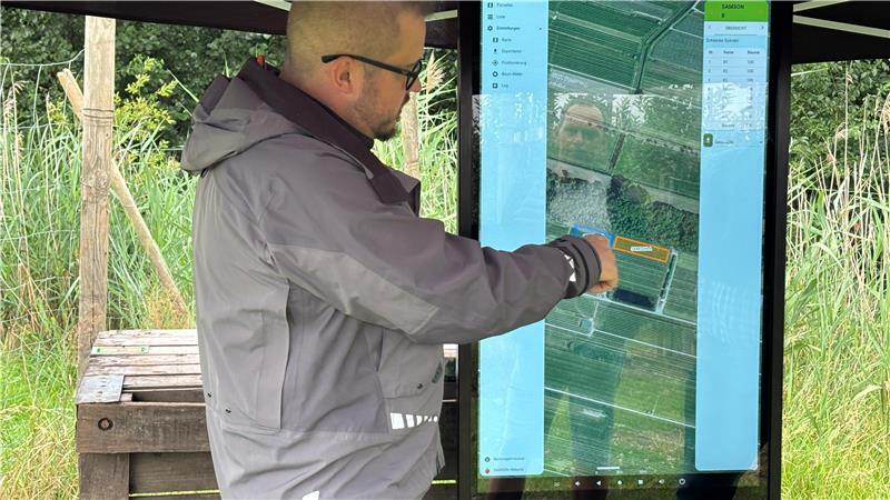 Benjamin Schulze erklärt das komplexe System, in dem die Daten der gesamten Plantage abrufbar sind.