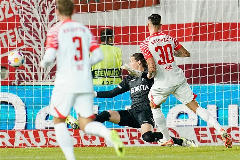 Vor Bayern-Duell: Leipzig müht sich in zweite Pokalrunde Benjamin Sesko (r) überwindet Wiesbadens Torwart Florian Stritzel zum 0:2.