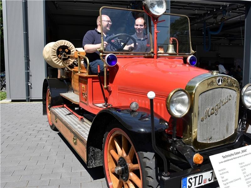 Benjamin Spöck und Hauke Luis machen „Max“ wieder flott. Foto: Felsch