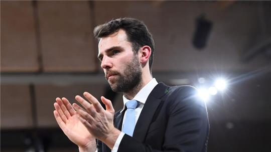 Benka Barloschky steht am Spielfeldrand und applaudiert seinem Team.