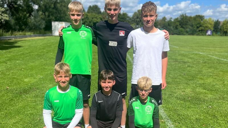 Gleich sechs Talente des TSV Essel spielen für die Landesauswahl Bennet Jahr, Tim Schomaker, Lucas Sievers (hinten von links) sowie Bjarne Neddenriep, Hennes Pape und Mika-Joel Bartsch (vorne von links) spielen für Niedersachsen..