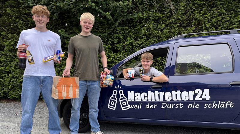Bent Kolck, Mattis Köhlmann und Elias Weber (von links) liefern als Nachtretter24 gekühlte Getränke, Snacks und Haushaltsartikel aus.