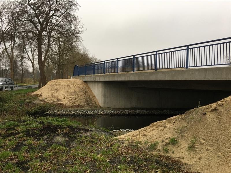 Benutzte Brücke oder Baudenkmal für eine gescheiterte Infrastrukturplanung? Noch ist nicht sicher, ob die fast fertige Anschlussstelle Buxtehude jemals mit der Stadt Buxtehude verbunden wird. Fotos: Wisser