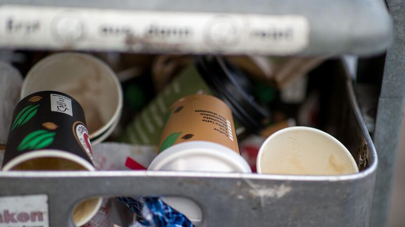 Benutzte Einweg-Kaffeebecher liegen in einem Mülleimer. Das soll in Buxtehude weniger werden.