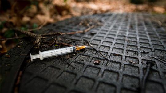 Benutzte Spritze im Gebüsch. Am häufigsten mit Todesfällen verbunden war weiterhin die Droge Heroin.