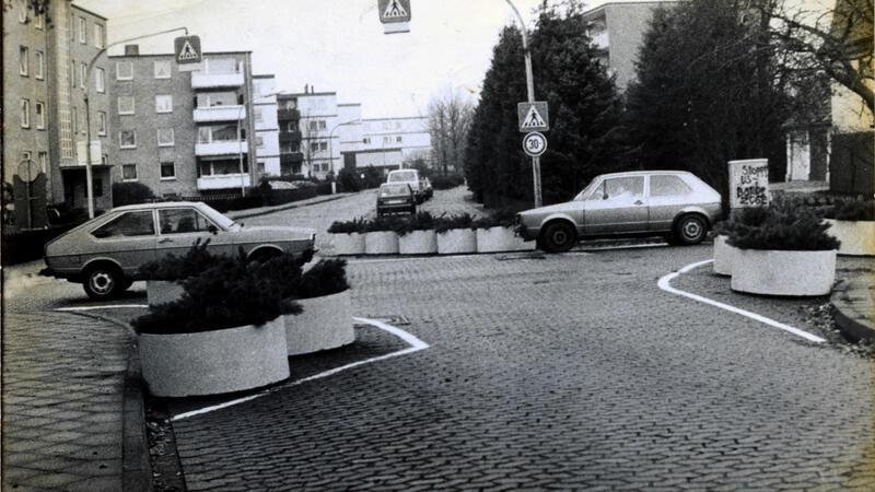 Tempo-30-Zone: Als Buxtehude bundesweit für Aufsehen sorgte Bepflanzte Betonringe waren die ersten Hindernisse auf den Buxtehuder Straßen, um das Autofahren langsamer zu machen.