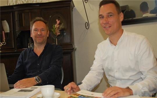Beraten Unternehmen vor Ort: Sven Samplatzki (links) und Matthias Reichert beim Fördermittel- und Projektsprechtag in Apensen
