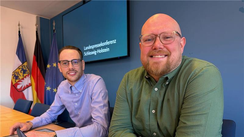 Berater Felix Fischer (rechts) und Projektleiter Joshua Vogel haben das neue Monitoring rechter Angriffe in Schleswig-Holstein vorgestellt.