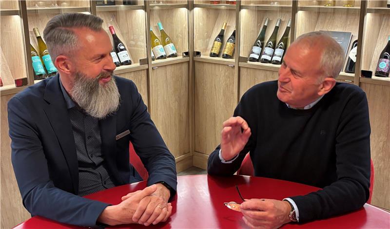 Modehaus Stackmann: Was macht der frühere Geschäftsführer denn da? Berater Henning Schleemann (links) und Dieter Stackmann sind im Restaurant des Modehauses Stackmann im Gespräch.
