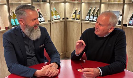 Berater Henning Schleemann (links) und Dieter Stackmann sind im Restaurant des Modehauses Stackmann im Gespräch.