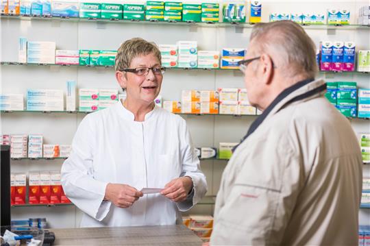 Beratung von Fachleuten: Die gibt's in der Apotheke, aber nicht beim privaten Medikamententausch. Foto: Benjamin Nolte/dpa-tmn