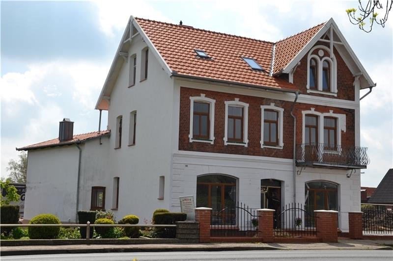 Bereicherung fürs Ortsbild: Dieses Haus an der Ortsdurchfahrt in Wischhafen wurde mit Geldern aus der Dorferneuerung saniert.
