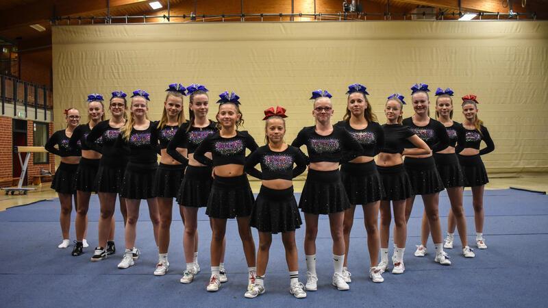 Hollywood-Glitzer: Wiepenkathen tritt in den USA und gegen Klischees an 14 Cheerleaderinnen stehen in einer V-Form.