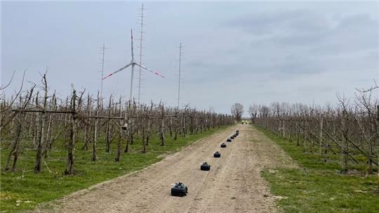 Bereit zum Start: Drohnenflotten für die Untersuchung des nahen Nachlaufs. Die Drohnen flogen zwischen den Windenergieanlagen in bis zu 250 Metern Höhe und positionierten sich in zwei Linien zu jeweils fünf Stück.