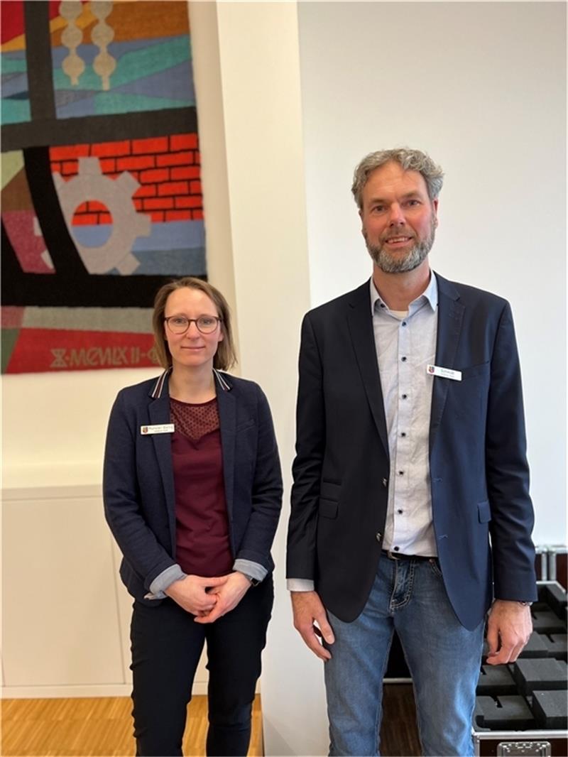 Bereiten den Pflegebericht vor: Amtsleiter Thomas Schmidt und Sozialplanerin Hanna Münster-Bortig. Foto: Landkreis Stade / Daniel Beneke