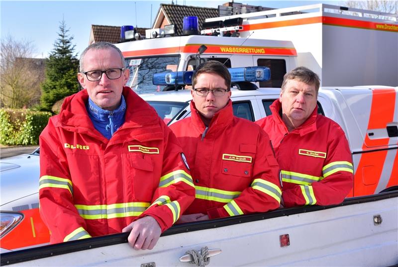 Bereiten die Jubiläumsfeier vor und blicken zurück: Die DLRG-Retter Thorsten Braack, Jan-Hendrik Brandt und Gerhard Klefke (von links). Foto Beneke