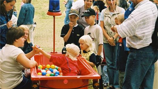 Bereits 2003 waren Kinder von dem Spielfest in Harsefeld begeistert.