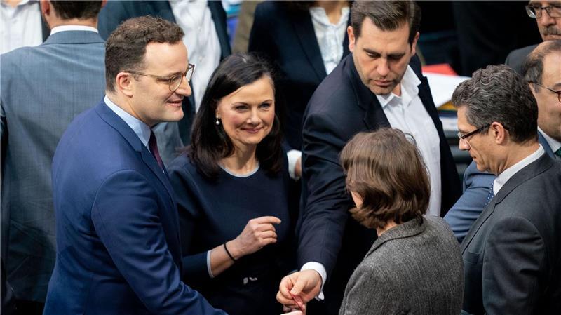 Bereits 2020 stimmte der Bundestag über neue Organspenderegeln ab - hier Jens Spahn (CDU), damals Gesundheitsminister, neben Gitta Connemann (CDU) bei der Abstimmung. (Archivfoto)
