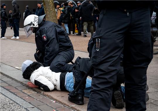 Bereits Anfang März hatte es Randale in der Hamburger Innenstadt gegeben. Archivfoto: Daniel Bockwoldt/dpa