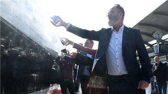 Bereits ab dem 1. Mai rollt der neue ICE L laut Bahn mehrmals täglich von Hamburg nach Westerland (Sylt) - jetzt wurde er getauft.
