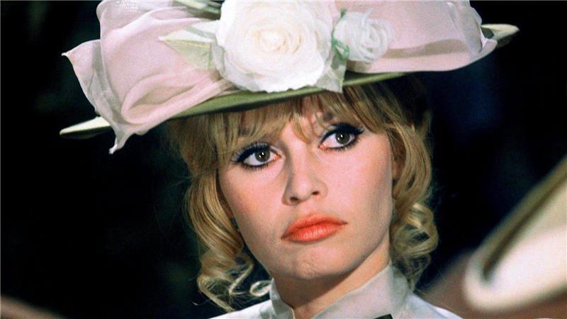 Bereits als 15-Jährige hatte sie vor der Kamera posiert. Als Fotomodell zierte sie die Titelseiten bekannter Modemagazine und wurde zu einem der begehrtesten Mannequins.