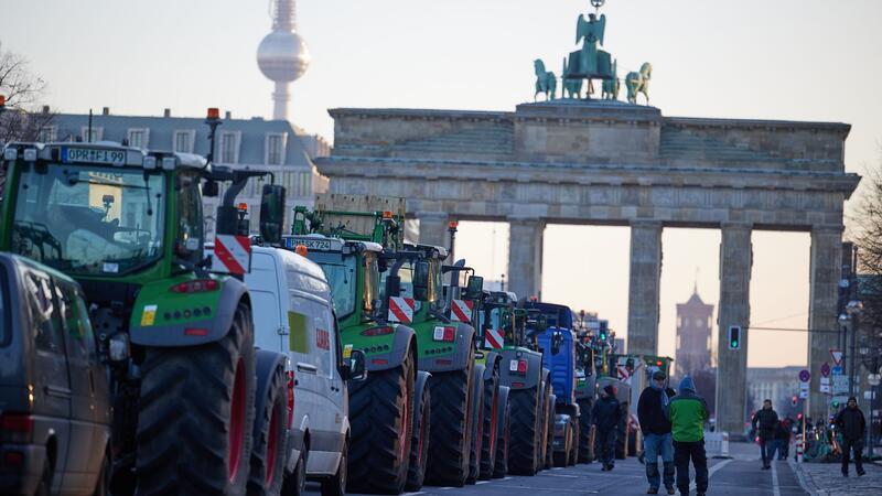 Bauernprotest in Berlin: Worum geht es? Bereits am 8. Januar hatten sich Bauern mit Traktoren auf der Straße des 17. Juni versammelt.