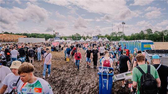 Bereits am Mittwoch reisen tausende Besucher zum Deichbrand-Festival an, um die Camps zu beziehen.
