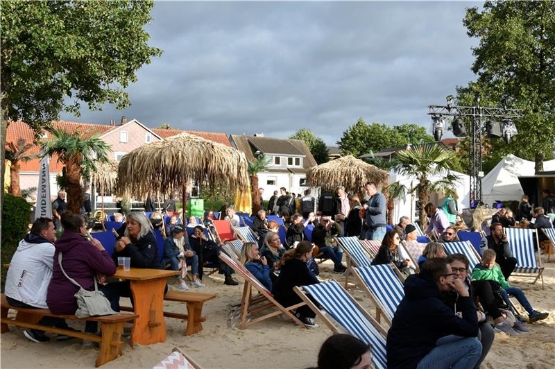 Bereits am Sonnabend lud der Beachplatz am Buxtehuder Hafen zum Verweilen ein. Foto: Felsch