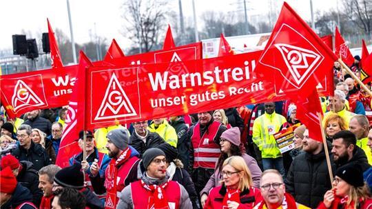 Bereits am vergangenen Montag waren bei VW fast 100.000 Mitarbeiter an neun Standorten in den Warnstreik getreten 
