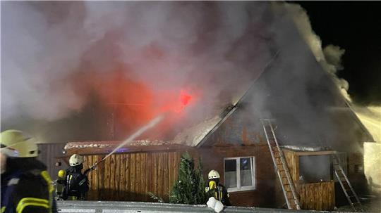 Bereits auf der Anfahrt war für die Einsatzkräfte eine weithin sichtbare Rauchwolke über dem Brandort zu erkennen. 