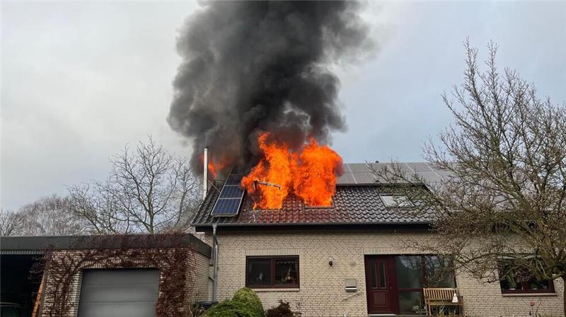 Bereits bei Eintreffen der ersten Rettungskräfte schossen die Flammen aus dem Dach.