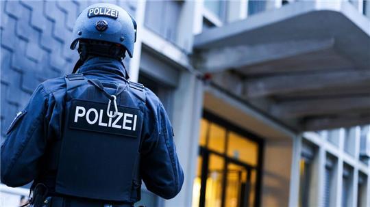 Bereits bekannt waren die Ermittlungen gegen vier junge Männer im Alter von 16, 18 sowie zweimal 19 Jahren. (Archivbild)