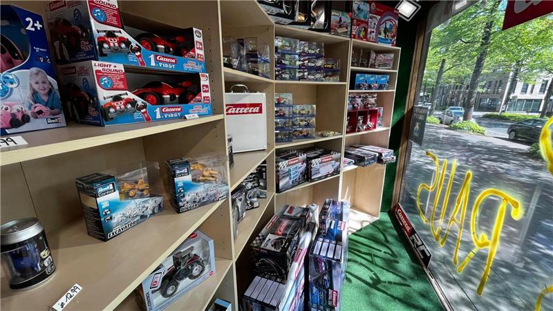 Bereits die Schaufenster von Spiel und Sport Grob sind ein kleines Einkaufserlebnis.