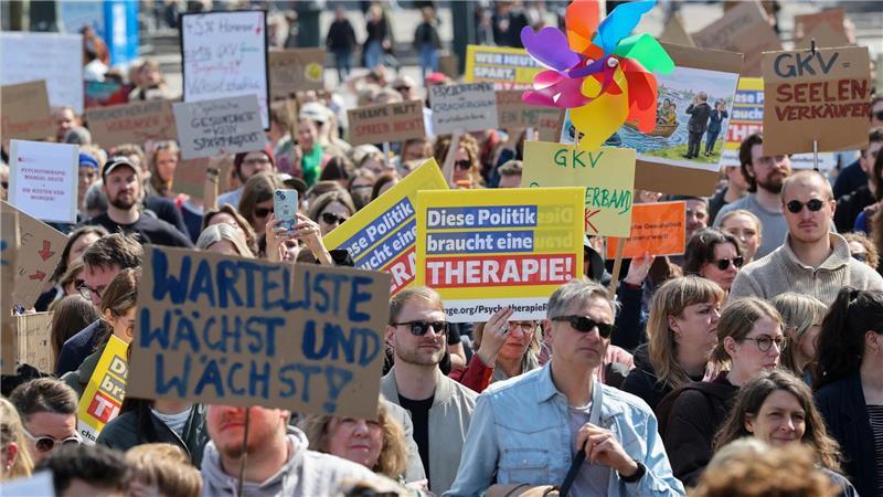 Bereits im April gingen in Hamburg Hunderte Menschen gegen den Beschluss auf die Straße. (Archivbild) 