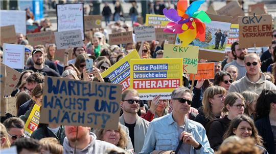 Bereits im April gingen in Hamburg hunderte Menschen gegen den Beschluss auf die Straße. (Archivbild) 