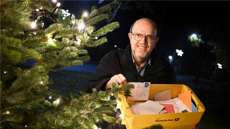 Bereits im Laufe des Jahres kommen Briefe aus aller Welt bei Hubert Weddehage an. (Archivbild)