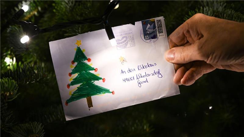 Bereits im Laufe des Jahres kommen Briefe aus aller Welt an. (Archivbild)