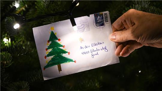 Bereits im Laufe des Jahres kommen Briefe aus aller Welt an. (Archivbild)