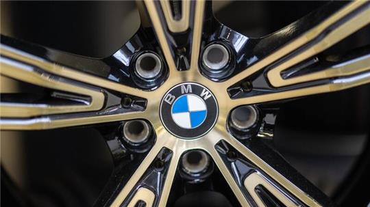 Eine Felge mit dem BMW-Logo. 