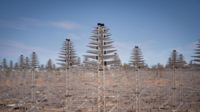 Erste Antennen für Superradioteleskop errichtet Bereits im Oktober 2023 wurden Prototypen der SKA-Low-Antennen in dem Murchison-Radioastronomie-Observatorium installiert.