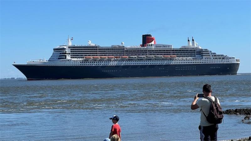 Landkreis Stade im Kreuzfahrt-Fieber: Leser fotografieren „Queen“ und „Lady“ Bereits im vergangenen Jahr hat Christina Müller die "Queen Mary 2" in Cuxhaven fotografiert.
