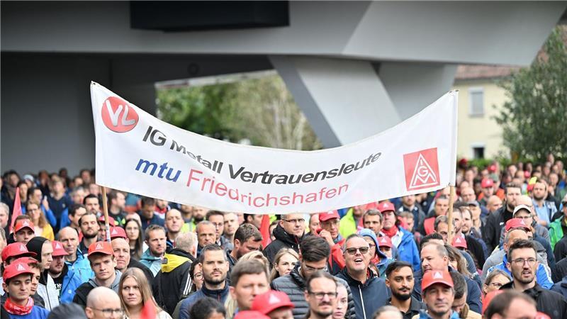 ZF-Proteste: Betriebsrat erwartet mehr als 4.000 Menschen Bereits im vergangenen Jahr waren viele Beschäftigte gegen einen geplanten Stellenabbau auf die Straße gegangen. (Archivbild)