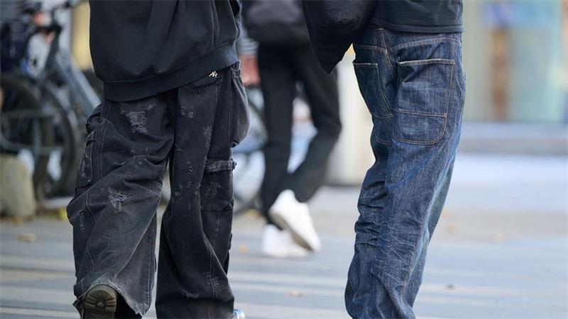 „Saggen“ - Die Hose hängt wieder auf halbmast Bereits in den 1990er und 2000er Jahren waren die sogenannten Baggy Pants angesagt. Heute heißt der Trend allerdings „saggen“.