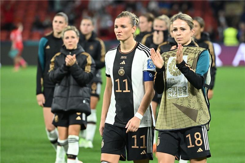 Bereits in der Gruppenphase ist Schluss: Alexandra Popp und Melanie Leupolz (rechts) nach dem 1:1-Remis gegen Südkorea. Foto: dpa