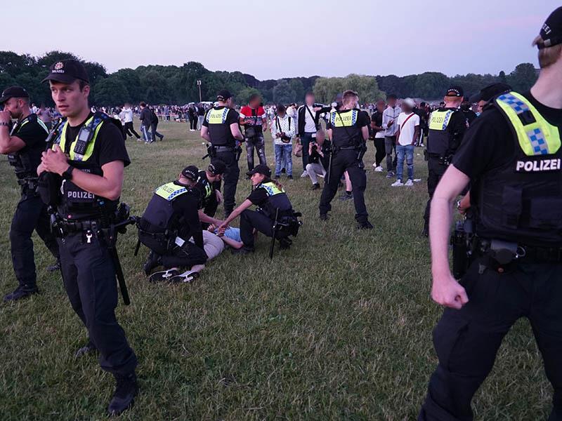 Bereits in der Nacht zum Sonnabend löste die Polizei eine Menschenansammlung im Hamburger Stadtpark auf, nachdem die Lage zunehmend eskaliert war. Foto:  -/Citynews TV/dpa