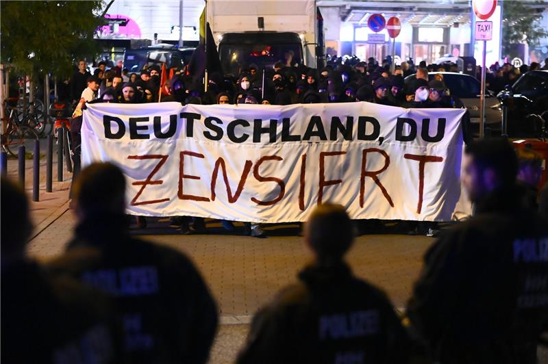 Polit-Prominenz, viel Wind und ein sexy Auftritt bei Einheitsfeier in Hamburg Bereits kurz nach dem Start stoppte die Polizei den Zug. Foto: dpa