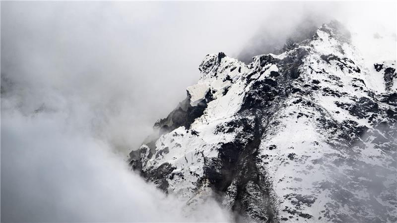 Schweizer Bergsturz bringt einen Gletscher stark unter Druck Bereits mehrere Millionen Kubikmeter Stein sind abgebrochen.